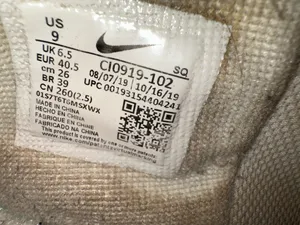 Pink and white Nikes  thumbnail 6