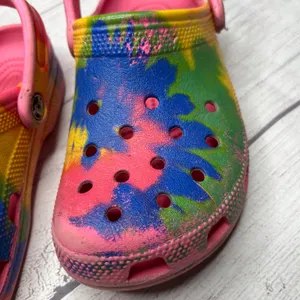 Crocs Classic Tie Dye Graphic Clog Electric Pink Multicolor Shoes Size 6 thumbnail 6
