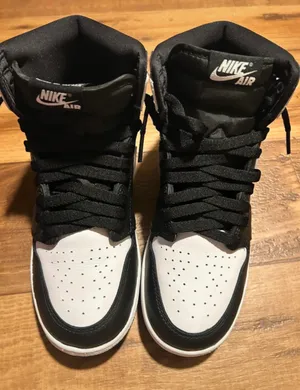 Nike High-Top Jordan Air Retro 1 size 7y thumbnail 1