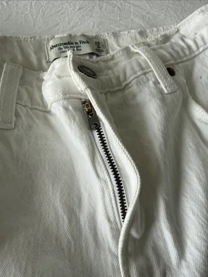 Abercrombie & Fitch 90’s Straight Ultra High-Rise White Jeans with Rips thumbnail 4