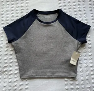 Hollister Baby Tee Crop Top NWT thumbnail 1