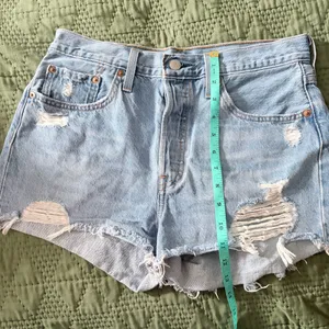 Levi’s 501 Jean Shorts Size 28 thumbnail 5