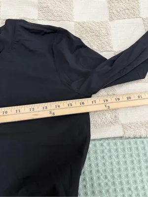 Vuori Long Sleeve‎ Cove Mock Neck Top size M thumbnail 3