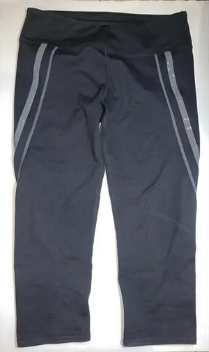 Fabletics black‎ capri leggings Medium thumbnail 1