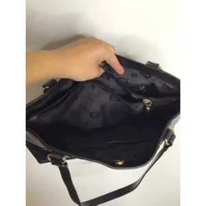 Born Shoulder Bag Womens Medium Black Excellent Leather Chevron Handbag thumbnail 4