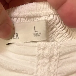 Hollister Long-Sleeve Ruched Bodice Top in White Size Large EUC thumbnail 4