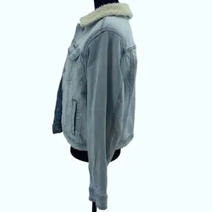 Universal Thread Womens Button front Sherpa Lined Denim Jacket Light Wash Medium thumbnail 4