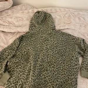 American Eagle cheetah print sweatshirt- small thumbnail 3