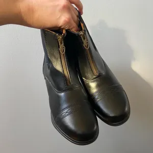 Black leather equestrian ankle boots with gold zippers and short heel 🔥 thumbnail 4