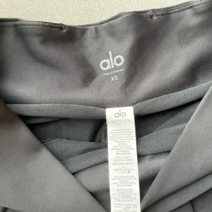 Alo Yoga V-Cute Running Short Black XS thumbnail 3