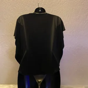🆕 Julie’s Closet Black Blouse with Accent Necklace thumbnail 8