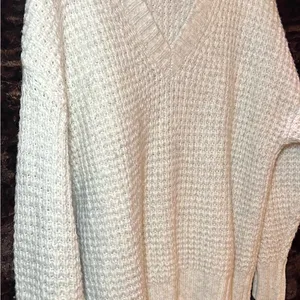 Coastal Grandma Core: American Eagle Chunky Knit Oversized V-Neck Sweater thumbnail 3