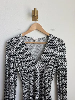 Boden Black White Geometric Floral V-Neck Blouson Sleeve Top Size 4 thumbnail 4