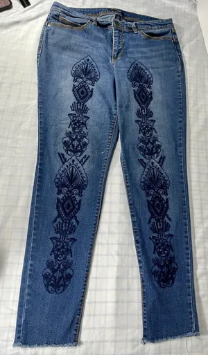 Bandolino Embroidered Skinny Jeans Women’s Size 12 Medium Wash Frayed Cuff Boho thumbnail 1
