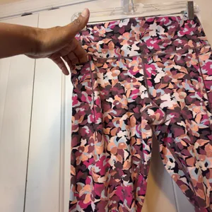 Athleta‎ Transcend Stash Tight Floral Camo High Rise Leggings L Workout Running thumbnail 7