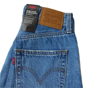 NWT Levi's Ribcage Straight Ankle in Noe High Super High Rise Crop Jeans 29 thumbnail 5