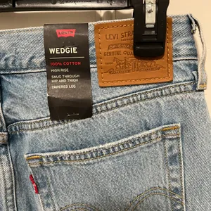 Levi's Wedgie Icon Fit Ripped High Waist Straight Leg Jeans Luxor Found Out 28 thumbnail 13