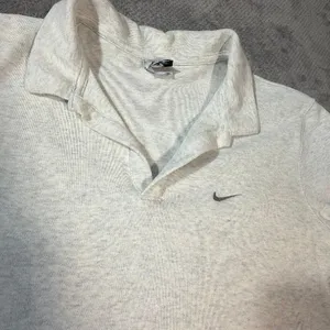 Nike Sportswear Essential Size XL Short-Sleeve Cropped Polo Heather Gray Swoosh thumbnail 3