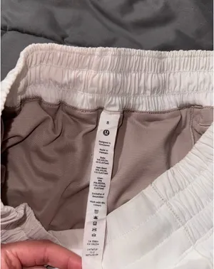 Lululemon Shorts Hotty Hot 2.5" White thumbnail 3