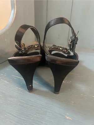 Gloria Vanderbilt Blk Satin Peep-Toe Slingback Heels w/Ruffle & Crystal Accents thumbnail 3
