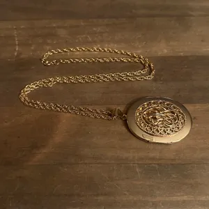 Vintage gold tone oval filigree locket pendant necklace thumbnail 2
