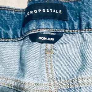Aeropostale Womens High‎ Rise Distressed Mom Jeans Medium Wash Size 10 NWT thumbnail 10