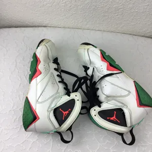 Nike Air Jordan Size 6 Youth Retro Basketball 705417-138 White Verde Sneakers. thumbnail 4