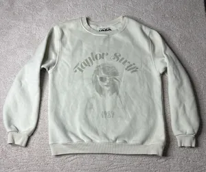 Women's Authentic Taylor Swift Size Small Cream Vault Tour Crewneck Sweater‎ thumbnail 1