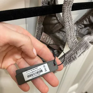 SKIMS Velvet Bra thumbnail 5