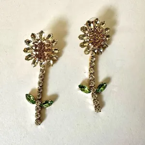 Betsey Johnson crystal daisy flower earrings thumbnail 2