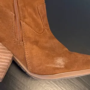 Carlos by Carlos Santana Tan Suede Heeled Boots‎ thumbnail 7