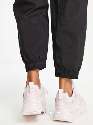 Women’s Nike Ryz 365 2 sneakers in light pink thumbnail 2