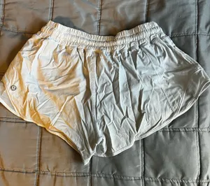 White Lululemon Hotty Hot 2.5" Shorts Low-Rise thumbnail 2