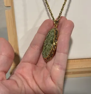 Vintage Gold Tone Green Stone Pendant Necklace thumbnail 2
