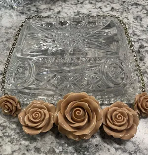 Vintage Lot Tan Resin Rose Floral Bib & White‎ Chunky Statement Necklaces thumbnail 1