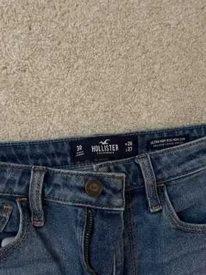 Hollister Jeans Ultra High-Rise Mom thumbnail 4