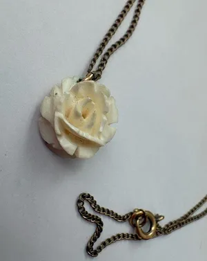 Vintage Dainty Flower Pendant Necklace Rocky Mountain Crown Made in USA thumbnail 5