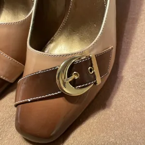Ombré brown tan and cram pumps with gold buckle on toes thumbnail 2