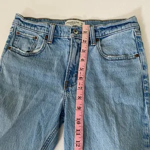 Abercrombie & Fitch 90s Straight Jeans 27/4 Mid Rise Raw Hem Light Wash thumbnail 6