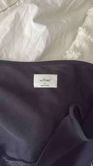 Aritzia Wilfred Black Flowy Tank Top thumbnail 4