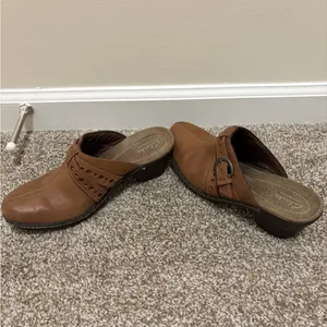 Clarks Bendables Womens Mules Shoes Brown Leather Slip On Buckle Block Heels 8.5 thumbnail 2