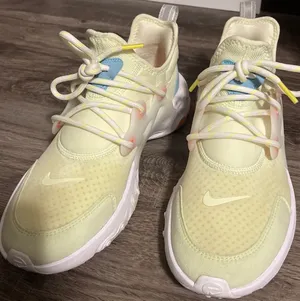 Nike React Presto Barely Volt Running Size 7Y (Women’s 8.5-9) BQ4002-700 thumbnail 2