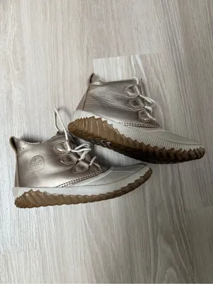 Sorel Women's Out N About Plus Boots (Metallic) thumbnail 2