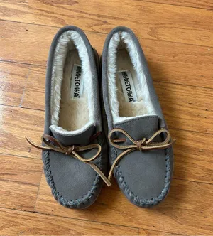 NEW Minnetonka Charcoal Suede Moccasins size 7 thumbnail 1