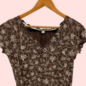 Carolyn Taylor Y2K chocolate brown scalloped trim crinkle lightweight cottagecore top v-neck thumbnail 1