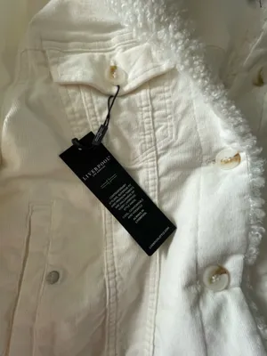White cropped denim jacket with fur lining and buttons. Size M thumbnail 4