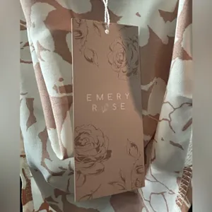 Emery Rose SZ LG Cream and Brown Women’s Lightweight Vneck Floral Print Blouse thumbnail 8