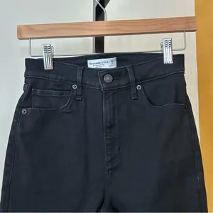 Abercrombie & Fitch Super Skinny High Rise Jeans‎ Black Denim Size 25 / 0 Short thumbnail 4