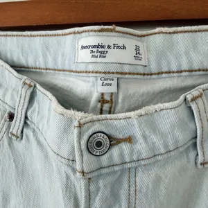Abercrombie & Fitch Light Wash Mid Rise Baggy Jeans thumbnail 4