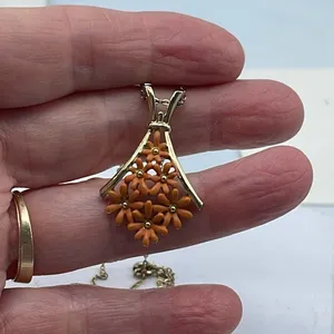 Vintage floral pendant necklace. 18” chain. thumbnail 2